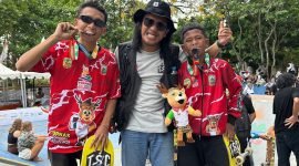 Ketua Ignora Komisi Indonesia Skateboard Mimika (tengah), Jamez Alfero Tambunan, bersama Al-baits dan Abdi Manaf. (Foto: Istimewa/KIS Mimika)