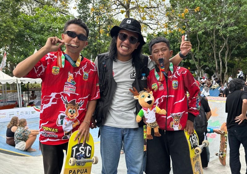 Ketua Ignora Komisi Indonesia Skateboard Mimika (tengah), Jamez Alfero Tambunan, bersama Al-baits dan Abdi Manaf. (Foto: Istimewa/KIS Mimika)