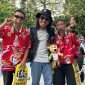 Ketua Ignora Komisi Indonesia Skateboard Mimika (tengah), Jamez Alfero Tambunan, bersama Al-baits dan Abdi Manaf. (Foto: Istimewa/KIS Mimika)