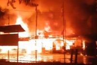 Tampak kobaran api melahap sejumlah bangunan di kawasan Pelabuhan Poumako, Distrik Mimika Timur, Kabupaten Mimika, Papua Tengah, Senin (4/8/2025). (Foto: Istimewa/Tangkapan layar video amatir warga)