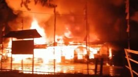 Tampak kobaran api melahap sejumlah bangunan di kawasan Pelabuhan Poumako, Distrik Mimika Timur, Kabupaten Mimika, Papua Tengah, Senin (4/8/2025). (Foto: Istimewa/Tangkapan layar video amatir warga)