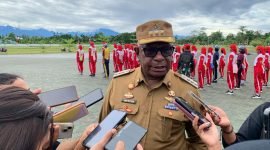 Bupati Mimika, Johannes Rettob saat ditemui wartawan di lapangan Kantor Pusat Pemerintahan Kabupaten Mimika, Senin (4/8/2025). (Foto: Galeri Papua/Ahmad)