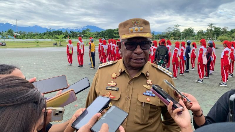 Bupati Mimika, Johannes Rettob saat ditemui wartawan di lapangan Kantor Pusat Pemerintahan Kabupaten Mimika, Senin (4/8/2025). (Foto: Galeri Papua/Ahmad)