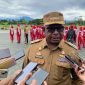 Bupati Mimika, Johannes Rettob saat ditemui wartawan di lapangan Kantor Pusat Pemerintahan Kabupaten Mimika, Senin (4/8/2025). (Foto: Galeri Papua/Ahmad)