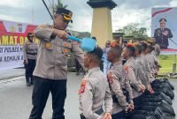 Momen Kapolres Mimika menyiram air bunga sebagai tanda penerimaan para Bintara Remaja angkatan 52 di Mapolres Mimika, di Jalan Agimuga, Mile 32, Mimika, Papua Tengah. (Foto: Istimewa/Humas Polres Mimika)