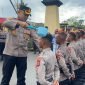 Momen Kapolres Mimika menyiram air bunga sebagai tanda penerimaan para Bintara Remaja angkatan 52 di Mapolres Mimika, di Jalan Agimuga, Mile 32, Mimika, Papua Tengah. (Foto: Istimewa/Humas Polres Mimika)