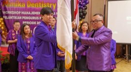 Penyerahan bendera pataka oleh Sekretaris Jenderal Pengurus Besar PDGI, Dr. drg. Eka Erwansyah, M.Kes, Sp.Ort(K), kepada Ketua PDGI Mimika, drg. Ade Tandiary Heriyanto. (Foto: Istimewa/PDGI Mimika)
