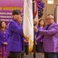 Penyerahan bendera pataka oleh Sekretaris Jenderal Pengurus Besar PDGI, Dr. drg. Eka Erwansyah, M.Kes, Sp.Ort(K), kepada Ketua PDGI Mimika, drg. Ade Tandiary Heriyanto. (Foto: Istimewa/PDGI Mimika)
