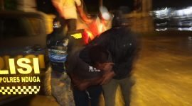 Aparat kepolisian meriingkus Nowaiten Telenggen alias German Ubruangge, anggota KKB pimpinan Egianus Kogoya.(Foto: Istimewa/Satgas Humas Operasi Damai Cartenz)