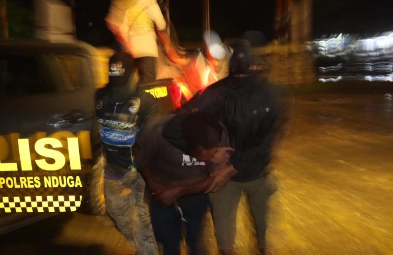 Aparat kepolisian meriingkus Nowaiten Telenggen alias German Ubruangge, anggota KKB pimpinan Egianus Kogoya.(Foto: Istimewa/Satgas Humas Operasi Damai Cartenz)