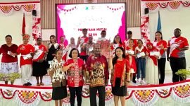 Foto bersama Sekertaris Dinas Pendidikan dengan Juara Lomba dari seluruh kategori. (Foto: Galeri Papua/Benaz)