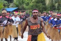 Kelompok Ayuka 3 tampil dengan kekompakan dan energi yang kuat. Mereka berhasil menjadi pemenang dalam lomba yang diselenggarakan oleh PT Freeport Indonesia dalam rangka merayakan HUT ke-80 RI. (Foto: Istimewa/Dok. PT Freeport Indonesia)