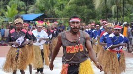 Kelompok Ayuka 3 tampil dengan kekompakan dan energi yang kuat. Mereka berhasil menjadi pemenang dalam lomba yang diselenggarakan oleh PT Freeport Indonesia dalam rangka merayakan HUT ke-80 RI. (Foto: Istimewa/Dok. PT Freeport Indonesia)