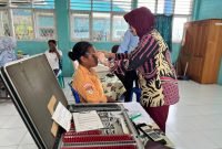 Dr. Sri Wahyuti, Sp.M melakukan pemeriksaan mata kepada seorang siswa SMPN 4 Nabire, pada kegiatan Edukasi dan Pemeriksaan Mata Pelajar pada 5-8 Agustus 2025. (Foto: Istimewa/Dok. PT Freeport Indonesia)