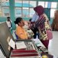 Dr. Sri Wahyuti, Sp.M melakukan pemeriksaan mata kepada seorang siswa SMPN 4 Nabire, pada kegiatan Edukasi dan Pemeriksaan Mata Pelajar pada 5-8 Agustus 2025. (Foto: Istimewa/Dok. PT Freeport Indonesia)