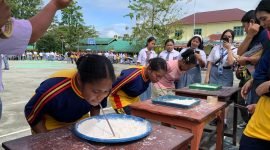 Lomba mencari karet di dalam tepung pada Gebyar Lomba Merdeka di SMA Negeri 1 Mimika. (Foto: Galeri Papua/Ahmad)