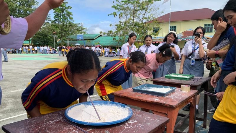 Lomba mencari karet di dalam tepung pada Gebyar Lomba Merdeka di SMA Negeri 1 Mimika. (Foto: Galeri Papua/Ahmad)
