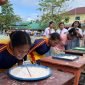 Lomba mencari karet di dalam tepung pada Gebyar Lomba Merdeka di SMA Negeri 1 Mimika. (Foto: Galeri Papua/Ahmad)