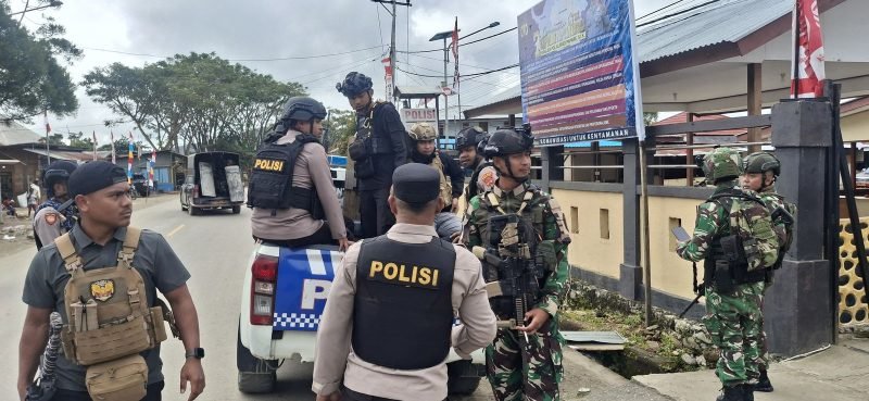 Aparat TNI-Polri melakukan patroli pengamanan di Jalan Trans Nabire - Enarotali pada Senin (11/8/2025). (Foto: Istimewa/Satgas Kopasgat TNI)