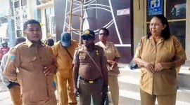 Sejumlah pegawai melakukan aksi protes dan palang pintu Kantor Distrik Mimika Timur, Senin (11/8/2025). (Foto: Istimewa/Tangkapan layar video amatir)