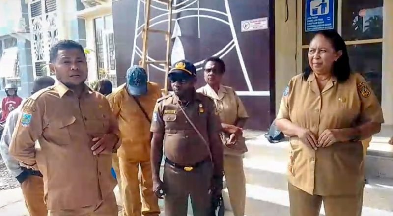 Sejumlah pegawai melakukan aksi protes dan palang pintu Kantor Distrik Mimika Timur, Senin (11/8/2025). (Foto: Istimewa/Tangkapan layar video amatir)
