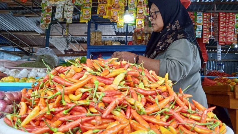 Cabea rawit di lapak seorang pedagang di Pasar Sentral Timika. (Foto: Galeri Papua/Ahmad)