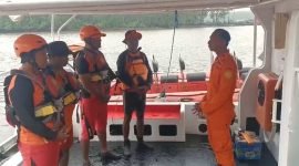 Personel Kantor Pemcarian dan Pertolongan Timika bersiap-siap bertolak menuju lokasi kejadian. (Foto: Istimewa/Humas SAR Timika)