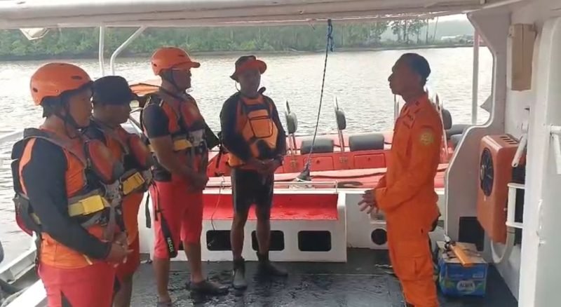 Personel Kantor Pemcarian dan Pertolongan Timika bersiap-siap bertolak menuju lokasi kejadian. (Foto: Istimewa/Humas SAR Timika)