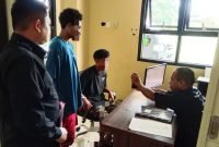 Polisi saat melakukan proses tahap II di Kantor Kejaksaan Negeri Mimika, Rabu, 13 Agustus 2025. (Foto: Humas Polsek Mimika Baru)