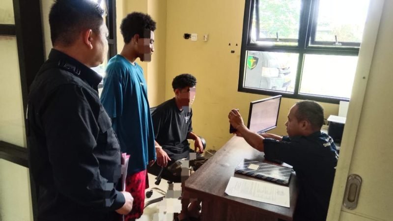 Polisi saat melakukan proses tahap II di Kantor Kejaksaan Negeri Mimika, Rabu, 13 Agustus 2025. (Foto: Humas Polsek Mimika Baru)