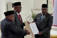 Momen pelantikan Pj Sekda Mimika, Abraham Kateyau. (Foto: Istimewa/Febri)