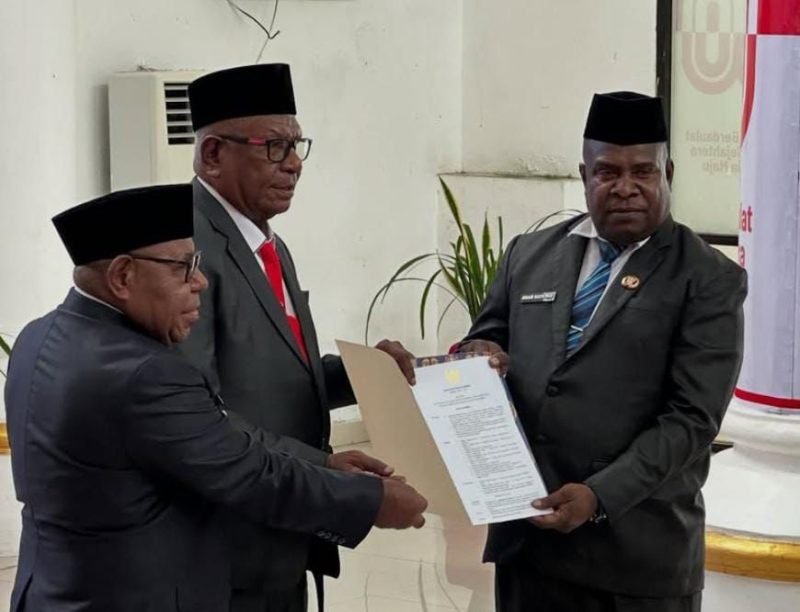 Momen pelantikan Pj Sekda Mimika, Abraham Kateyau. (Foto: Istimewa/Febri)