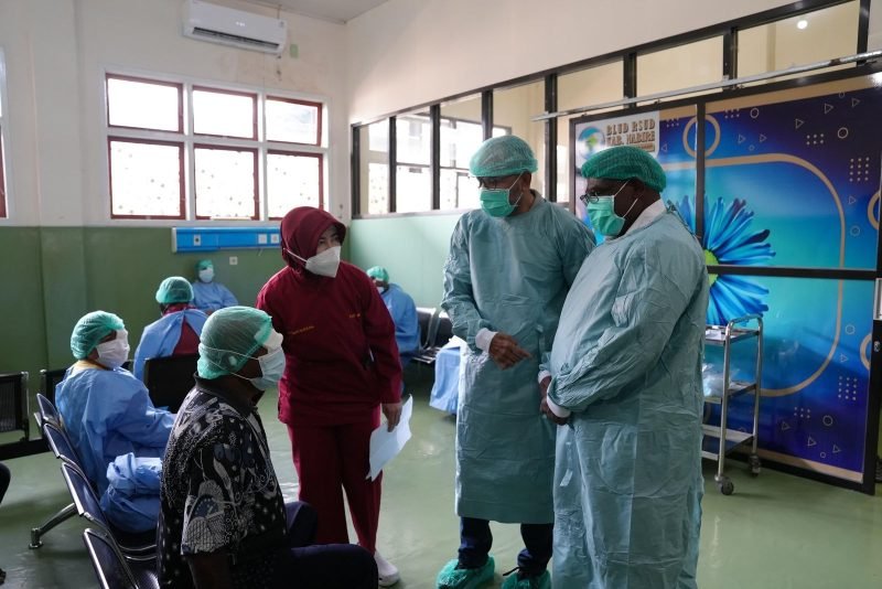 Gubernur Meki Nawipa bersama Director &  Executive Vice President (EVP) Sustainable Develoment PTFI, Claus, Wamafma memberikan motivasi kepada  pasien di RSUD Nabire yang telah  menjalani operasi katarak. (Foto: Istimewa/Dok. PT Freeport Indonesia)