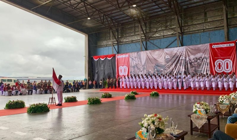 Momen pengukuhan pasukan Paskibra PTFI lowland di Hanggar Badara Mozes Kilangin Timika (bandara lama,red), Jumat 15 Agustus 2025, (Foto: Galeri Papua/Ahmad)