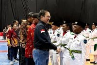 Presdir PTFI, Tony Wenas, berjabat tangan dengan salah satu anggota Paskibraka.