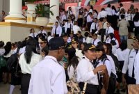 Para CPNS formasi tahun 2024 terlihat sedang berkumpul merayakan penerimaan SK pengangkatan di lobi gedung A kantor Puspem Kabupaten Mimika. (Foto: Galeri Papua/Ahmad)