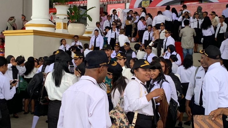 Para CPNS formasi tahun 2024 terlihat sedang berkumpul merayakan penerimaan SK pengangkatan di lobi gedung A kantor Puspem Kabupaten Mimika. (Foto: Galeri Papua/Ahmad)