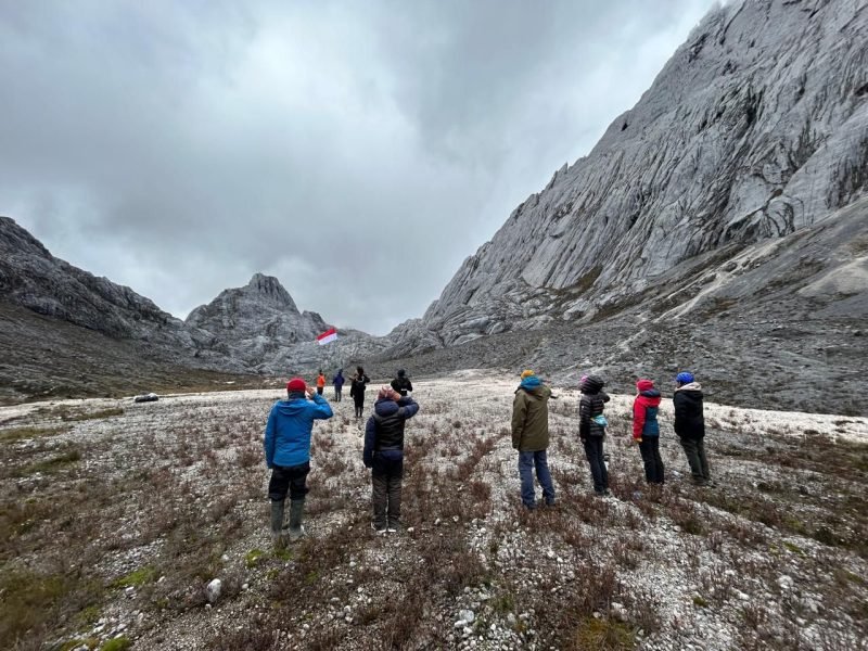 Momen pengibaran bendera pusaka merah putih di Lembah Kuning (Yellow Valley), Puncak Cartensz pada upacara peringatan HUT ke 80 kemerdekaan RI. (Foto: Istimewa)