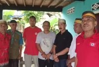 Ketua KKSS Mimika Timur (ujung kanan) bersama anggota keluarga besar lainnya. (Foto: Istimewa/Tangkapan layar video yang beredar)