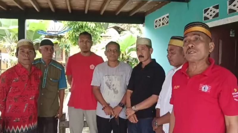 Ketua KKSS Mimika Timur (ujung kanan) bersama anggota keluarga besar lainnya. (Foto: Istimewa/Tangkapan layar video yang beredar)