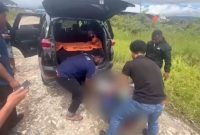 Aparat mengevakuasi korban penganiayaan di di Distrik Tigi, Kabupaten Deiyai, Papua Tengah. (Foto: Istimewa/Satgas Humas Operasi Damai Cartenz 2025)