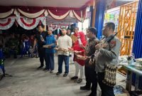 Polsek Mimika Baru menyerahkan delapan unit handy talky (HT) untuk menunjang komunikasi antarpos. Serah terima berlangsung Selasa malam, 19 Agustus 2025, di Pos Peka Nusantara RT 10 dan RT 16 Jalur 3. (Foto: Istimewa/Humas Polsek Miru)