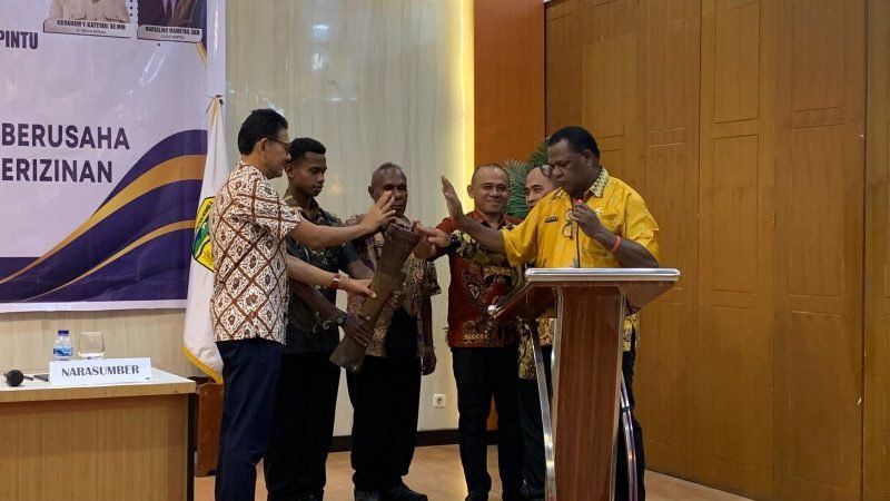 Seremoni pembukaan sosialisasi implementasi perizinan berusaha yang dilaksanakan di ruang serbaguna Hotel Grand Tembaga, Kamis (21/8/2026). (Foto: Galeri Papua/Ahmad)