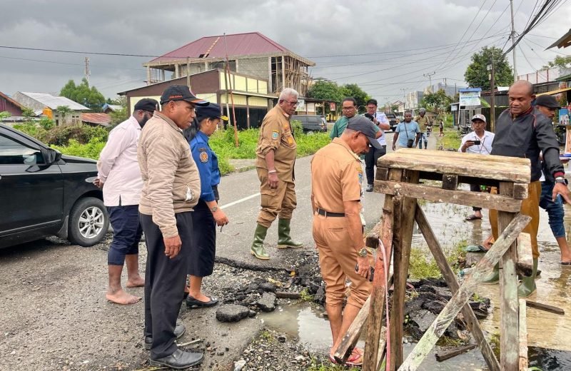 Bupati Mimika, Johannes Rettob, meninjau banjir di Jalan Busiri. (Foto: Istimewa/Anya)