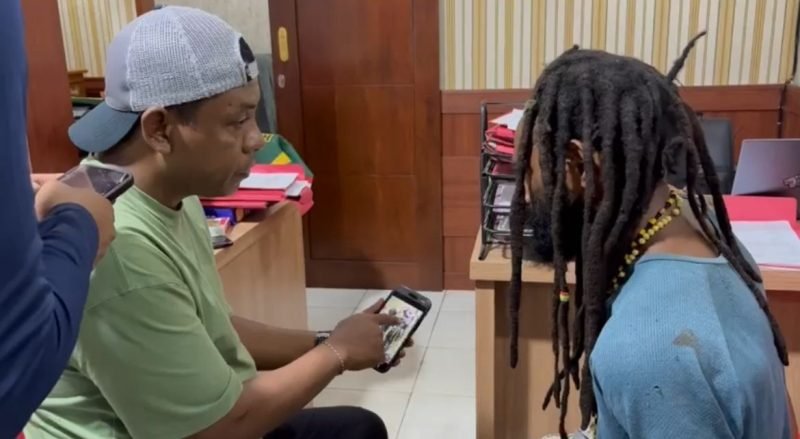 Polisi melakukan pemeriksaan lebih lanjut terhadap Siprianus Weya, anggota KKB pimpinan Aibon Kogoya alias Daniel Kogoya. (Foto: Istimewa/Satgas Humas Operasi Damai Cartenz 2025)