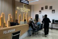 Sejumlah orang sedang bertemu petugas pelayanan di Mal Pelayanan Publik. (Foto: Galeri Papua/Ahmad) 