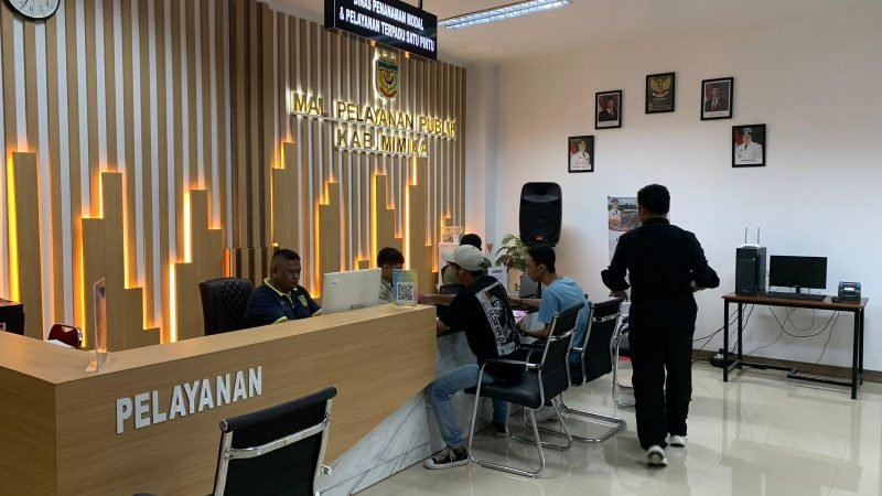 Sejumlah orang sedang bertemu petugas pelayanan di Mal Pelayanan Publik. (Foto: Galeri Papua/Ahmad) 