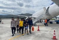 Proses penyerahan tiga tersangka kasus pembunuhan sopir angkutan umum, Muktar Layuk, ke Kejaksaan Negeri Jayawijaya oleh Satuan Tugas Operasi Damai Cartenz. (Foto: Istimewa/Satgas Humas Operasi Damai Cartenz)