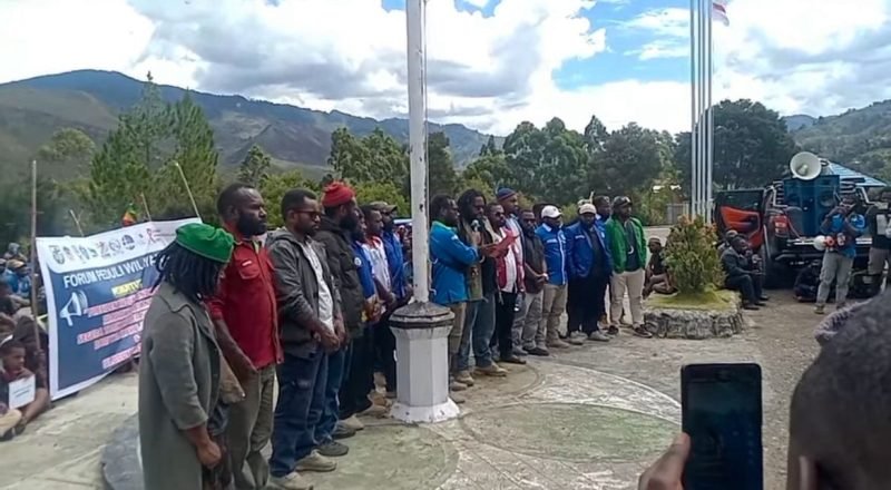 Sejumlah massa aksi dari Forum Peduli Wilayah Lanny Jaya menggelar demonstrasi di depan Kantor DPRK Lanny Jaya, Papua Pegunungan, pada Rabu (20/8/2025). (Foto: Istimewa/Tangkapan layar video amatir)