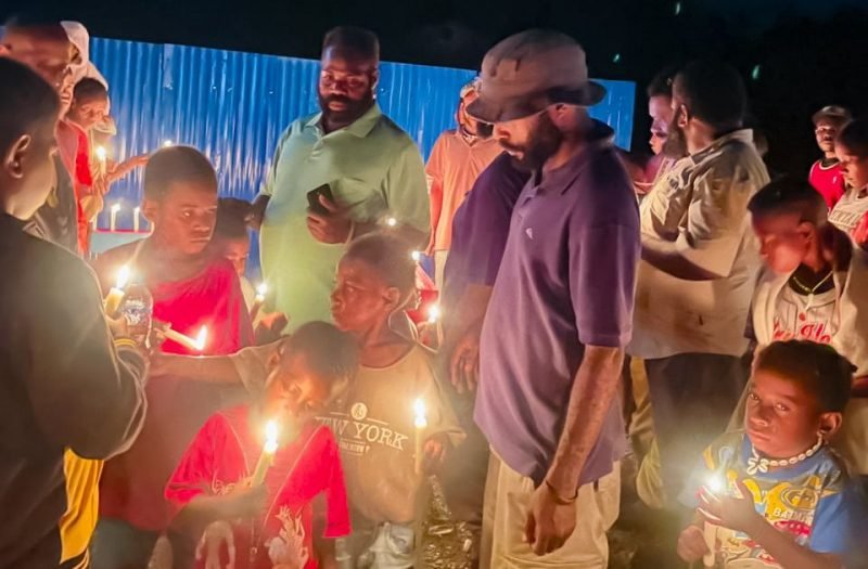 Keluarga dan kerabat menyalahkan seribu lilin sebagai tanda memperingati kasus mutilasi terhadap empat korban Suku Nduga di Mimika. (Foto: Istimewa/Keluarga korban)